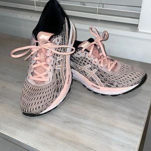 ASICS Gel-Cumulus peach and black athletic shoes. Excellent condition. Size &